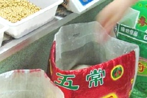 为啥超市里的大米看着很好，买回家过几天就生虫了？有“猫腻”
