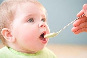 宝宝吃米粉拉绿便便怎么回事